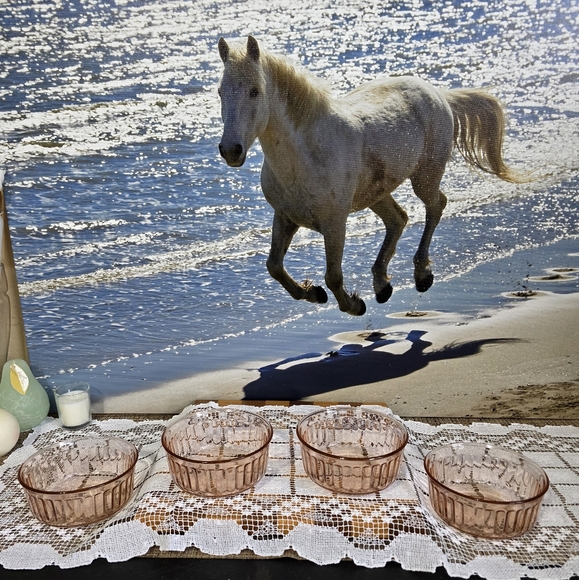 Four Elegant Pink Glass Icecream Desert Bowls - Picture 3 of 3